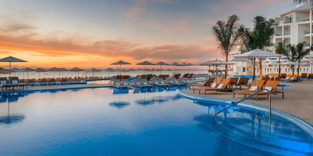 Playacar Palace, The Palace Company
